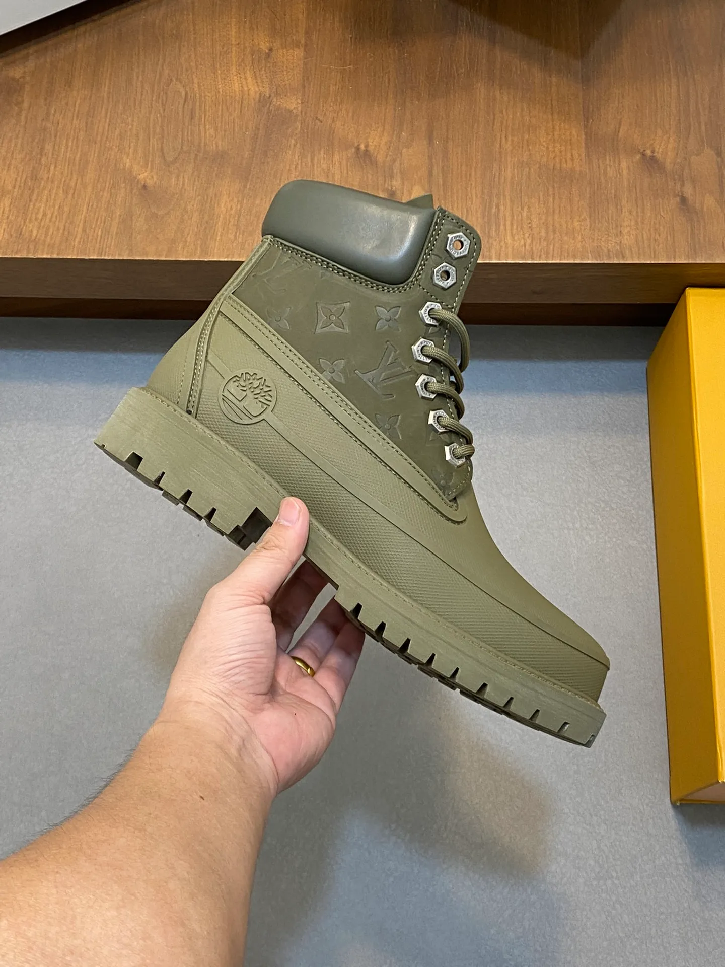 Men's men's shoes💰💰760 Top LV 2025 autumn and winter menswear show. The Monogram embossed tongue, original Timberland laces and outsole are exquisite details, the leather label expresses the cooperation logo, and the delivery counter is exquisitely packaged! Math 39-44 (order 45)